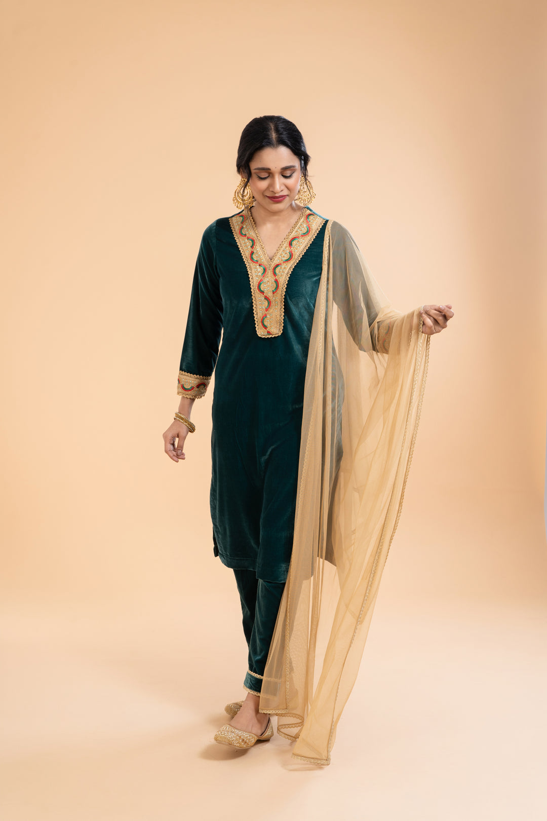 Ishira – Luxe Emerald Green Velvet Kurta Set with Dupatta, exquisite embroidery