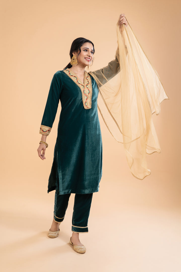 Ishira – Luxe Emerald Green Velvet Kurta Set with Dupatta, exquisite embroidery