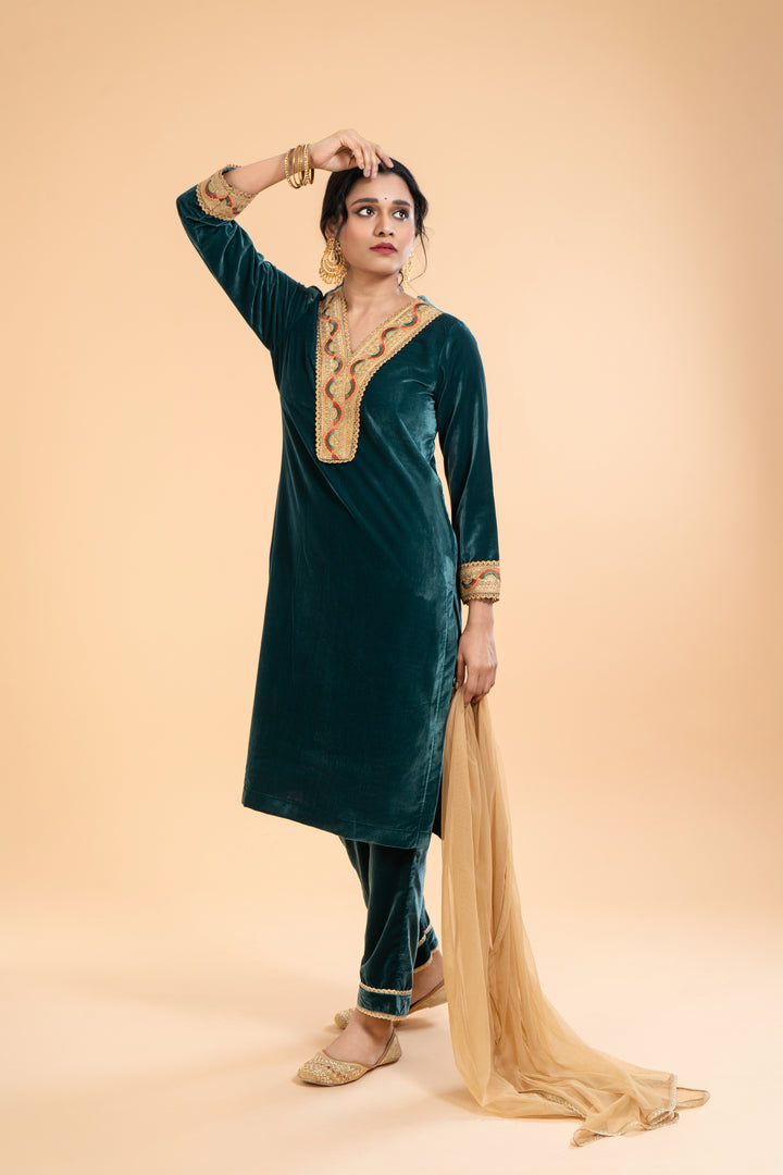 Ishira – Luxe Emerald Green Velvet Kurta Set with Dupatta, exquisite embroidery