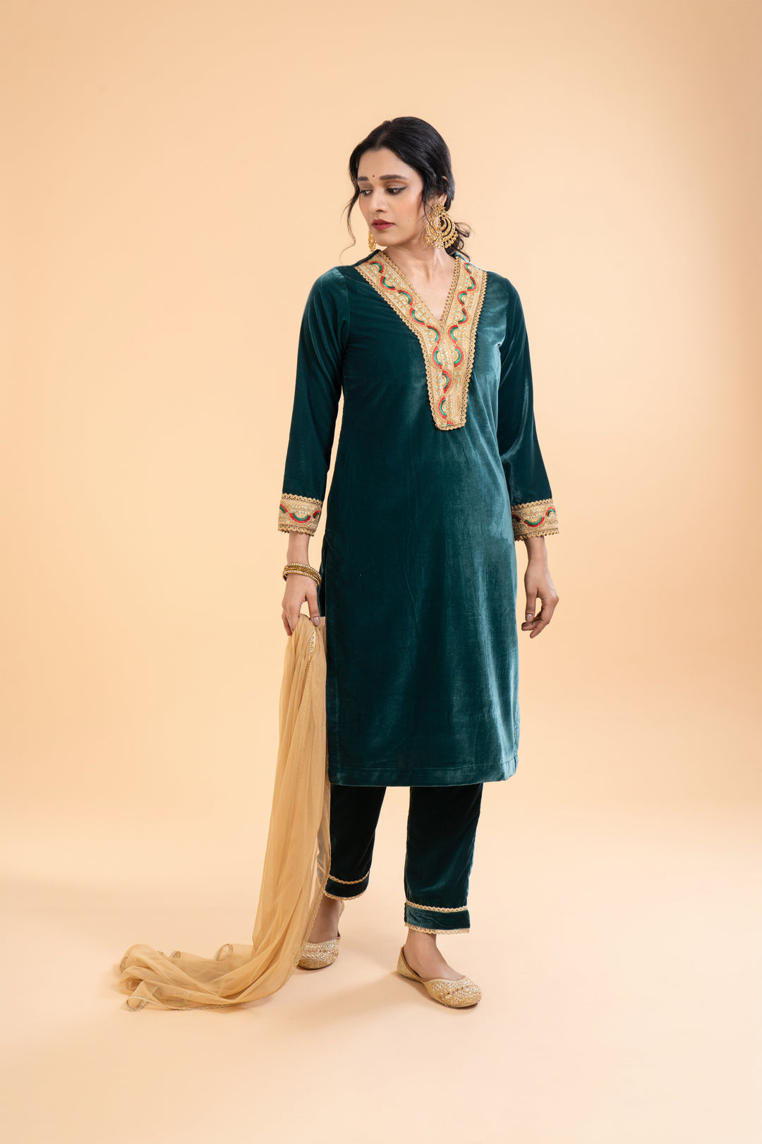 Ishira – Luxe Emerald Green Velvet Kurta Set with Dupatta, exquisite embroidery