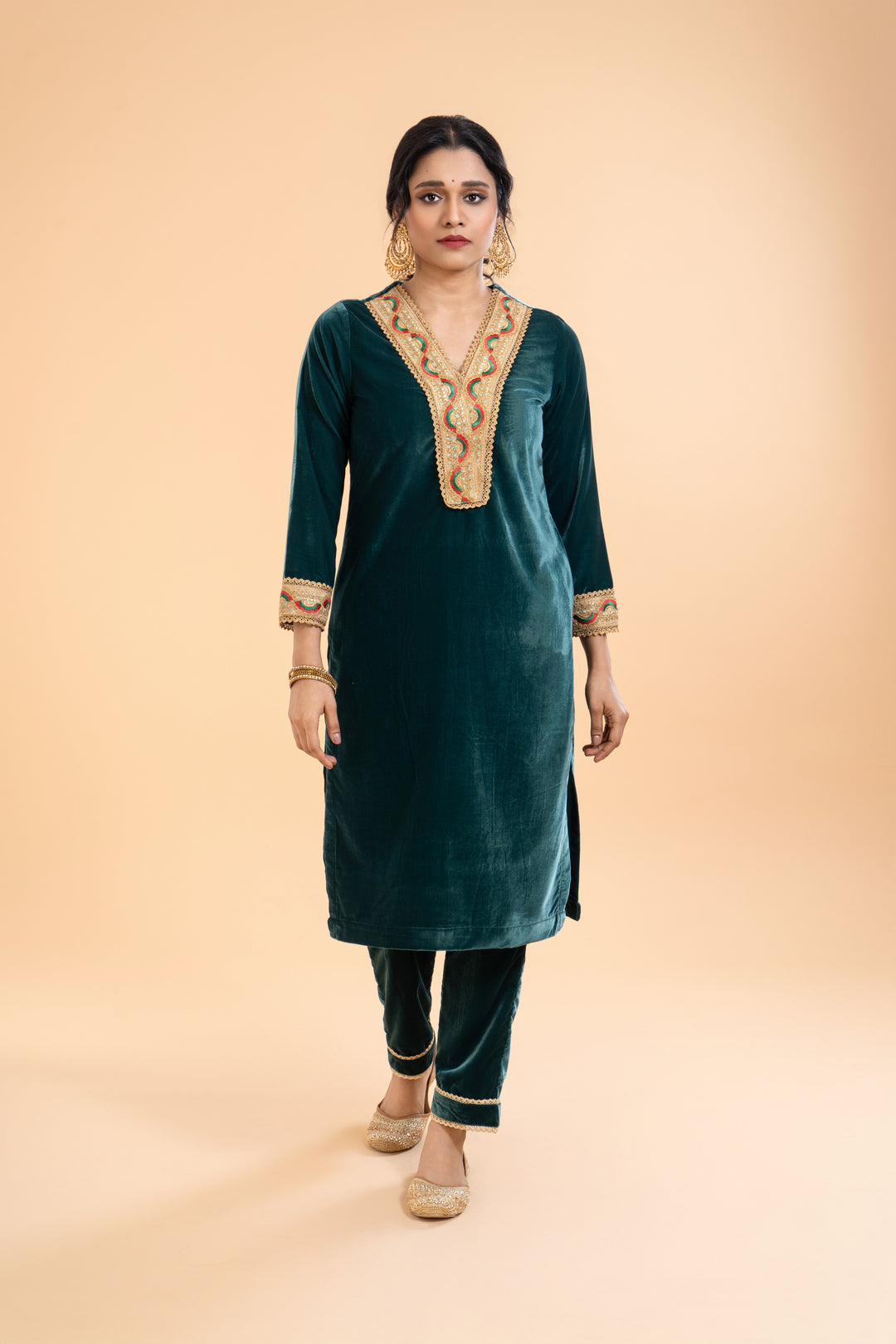 Ishira – Luxe Emerald Green Velvet Kurta Set with Dupatta, exquisite embroidery