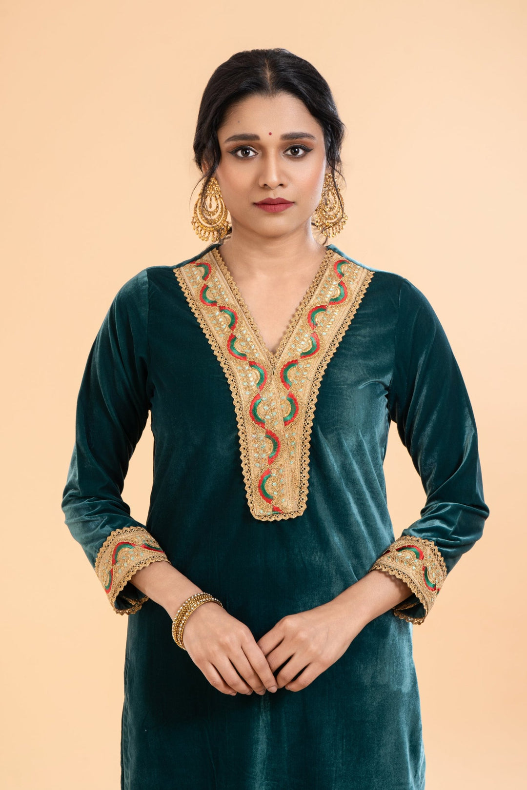 Ishira – Luxe Emerald Green Velvet Kurta Set, exquisite embroidery