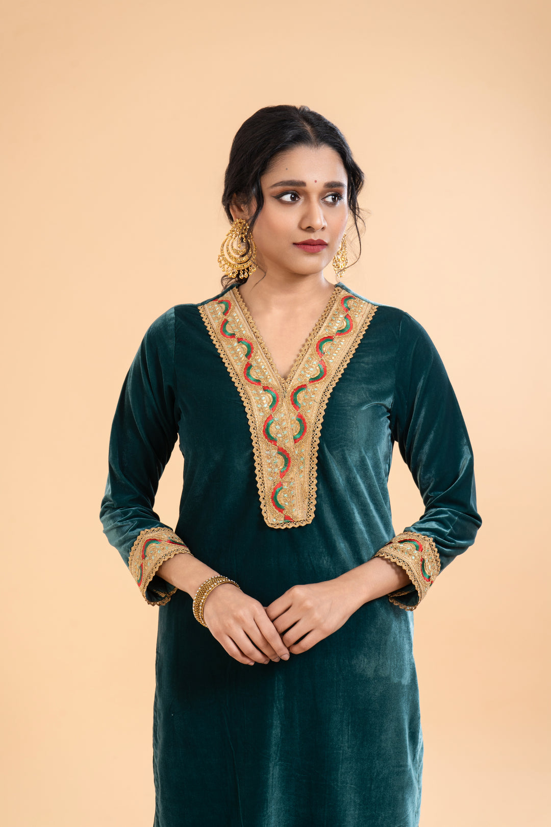 Ishira – Luxe Emerald Green Velvet Kurta Set, exquisite embroidery