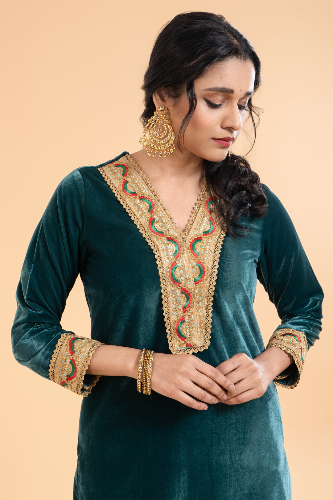 Ishira – Luxe Emerald Green Velvet Kurta Set with Dupatta, exquisite embroidery