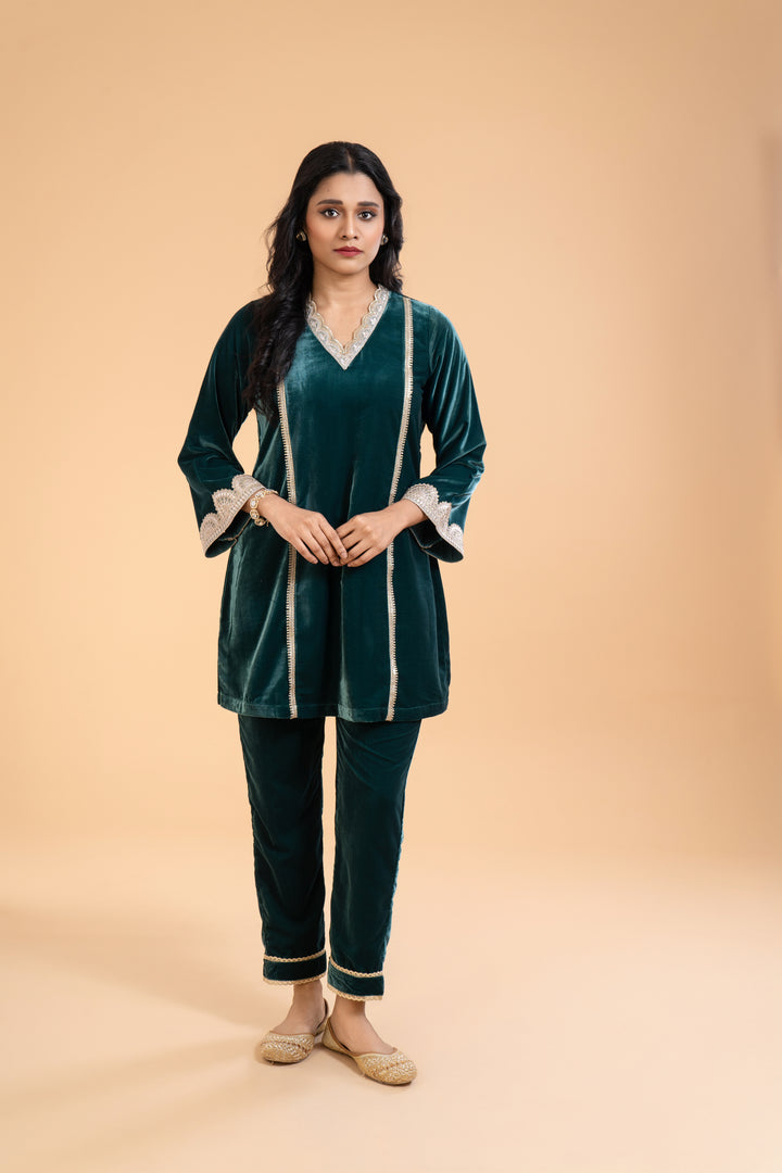 Aariza - Emerald Elegance Kurta Set, exquisite embroidery